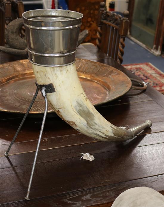 A metal mounted horn vessel